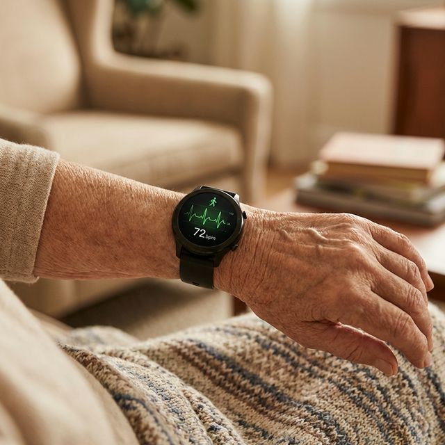 Starija osoba sa LifeLink narukvicom